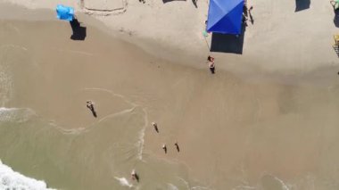 Bir sahilde dalgaların Üstten Görünüm