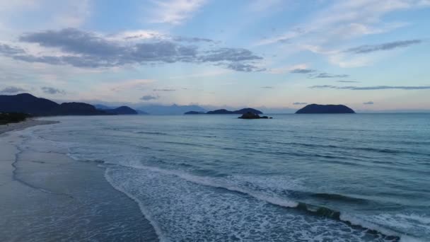 Vista aérea de las olas en una isla — Vídeo de stock