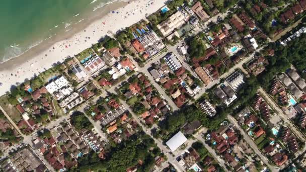 Vliegende schot over strand in Brazilië — Stockvideo