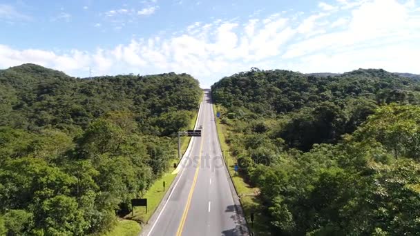 Tiro aéreo de uma estrada e floresta — Vídeo de Stock