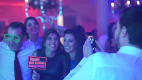 Familia tomando una selfie en una boda — Vídeos de Stock