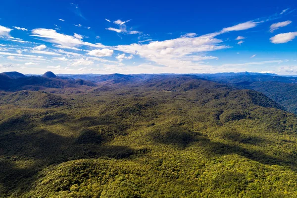 Widok z lotu ptaka gór w Rainforest — Zdjęcie stockowe