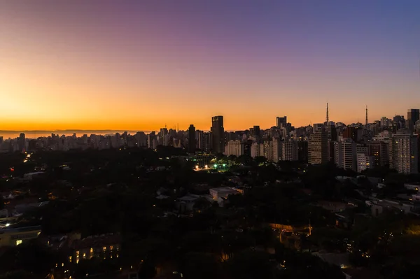 Cielo del anochecer en la ciudad de Sao Paulo, Brasil — Foto de Stock