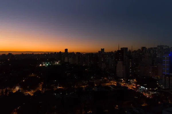 Céu crepúsculo na cidade de São Paulo, Brasil — Fotografia de Stock