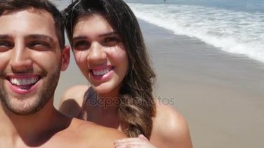 Bir selfie Beach'te alarak Çift
