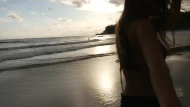 Erkek arkadaşı onu - bakış açısı takip elini tutarak romantik sahilde yürüyen kadın