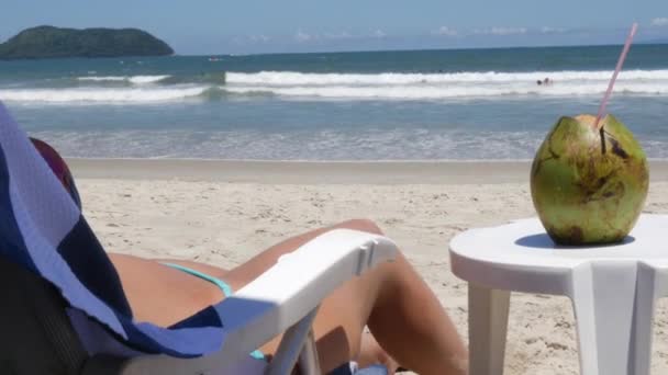 ブラジル女は、ビーチでのリラックス — ストック動画