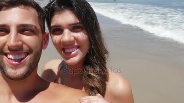 Koppel een selfie te nemen aan het strand — Stockvideo