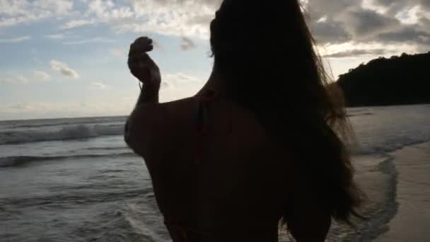 Mujer brasileña relajándose en la playa — Vídeos de Stock