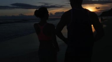 Plaj çalışan çift