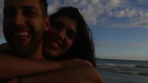 Casal tirando uma selfie na praia — Vídeo de Stock