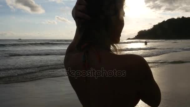 Donna brasiliana rilassante in spiaggia — Video Stock