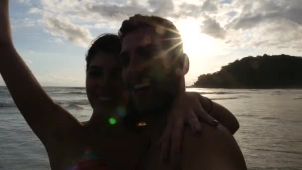 Casal tirando uma selfie na praia — Vídeo de Stock