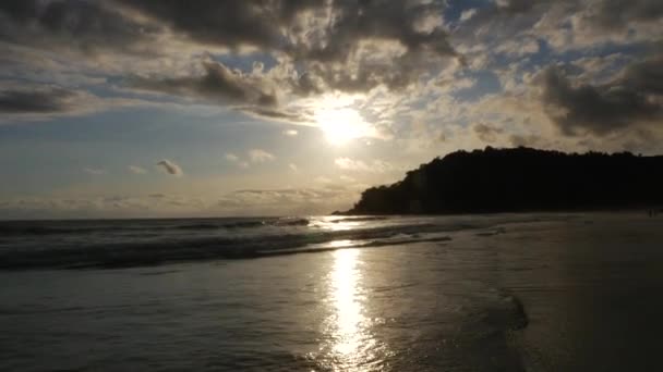 Solnedgang på en strand i Brasilien – Stock-video