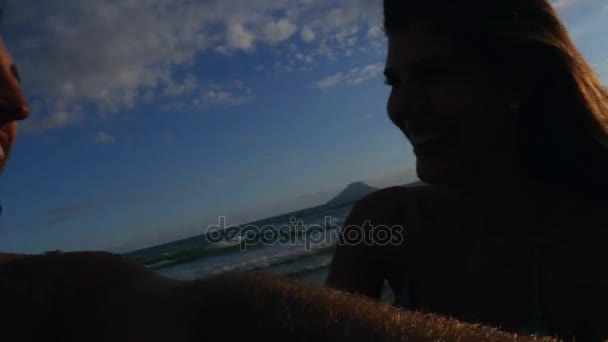 Pár s selfie na pláži — Stock video