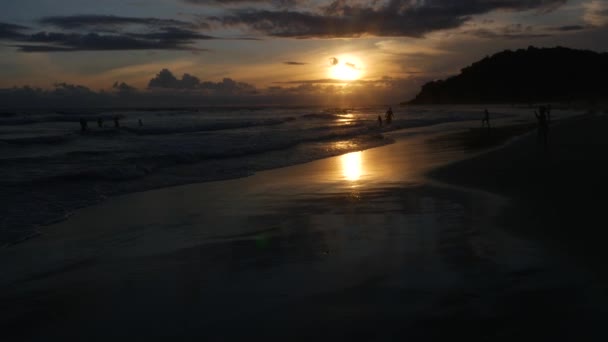 Zonsondergang op een strand in Brazilië — Stockvideo