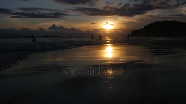 Zonsondergang op een strand in Brazilië — Stockvideo