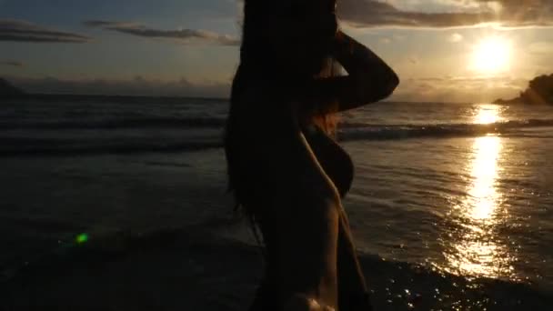 Kobieta spaceru na plaży romantyczny trzymając rękę chłopaka po jej - punkt widzenia — Wideo stockowe
