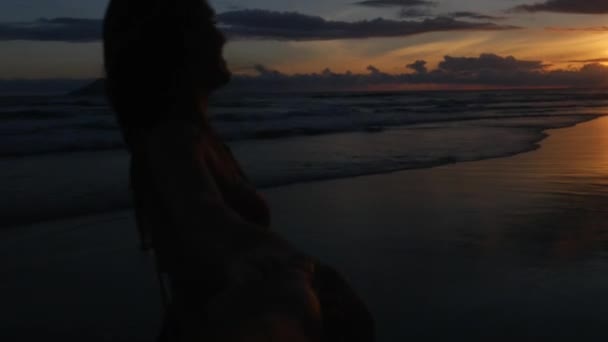 Kvinnan promenader på romantiska strand håller hand pojkvän efter henne - synpunkt — Stockvideo