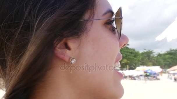 Close-up da mulher brasileira sorrindo — Vídeo de Stock