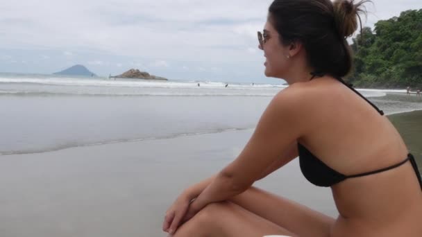 Brazil nő pihennek a tengerparton