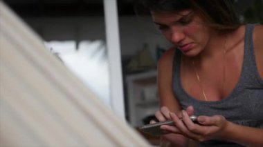 Evde akıllı telefon kullanan kadın