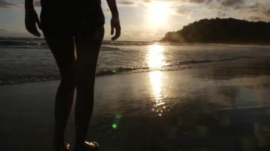 Sahilde - yavaş yürüyen genç kadın