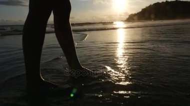 Sahilde - yavaş yürüyen genç kadın