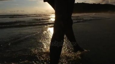 Sahilde - yavaş yürüyen genç kadın