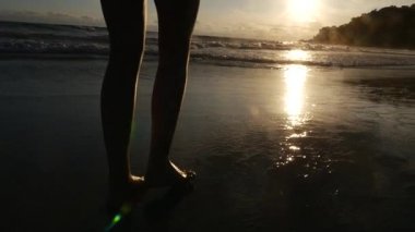 Sahilde - yavaş yürüyen genç kadın