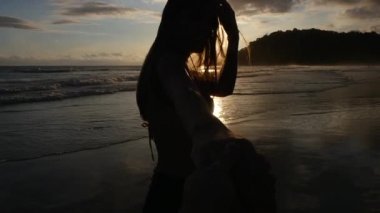 Birkaç eğleniyor ve sahilde - Slow Motion elele arkadan görünüm