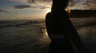 Birkaç eğleniyor ve sahilde - Slow Motion elele arkadan görünüm