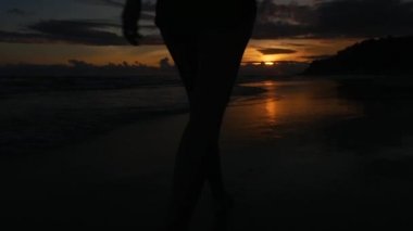 Sahilde - yavaş yürüyen genç kadın