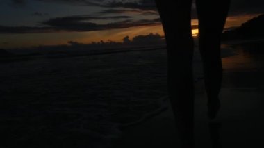 Sahilde - yavaş yürüyen genç kadın