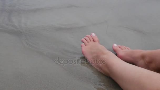 Natte vrouwelijke voeten op het strand en zand — Stockvideo