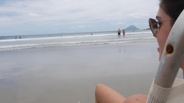 Brazylijski kobieta relaks na plaży — Wideo stockowe