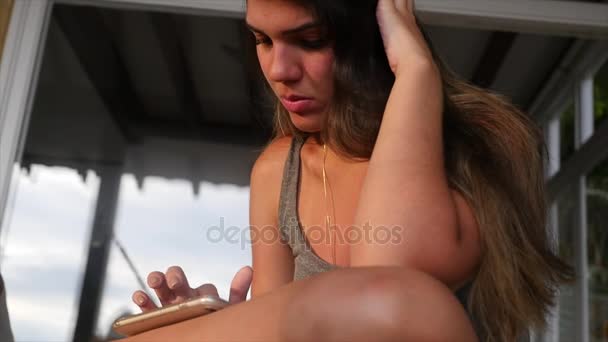 Mulher usando smartphone na casa — Vídeo de Stock