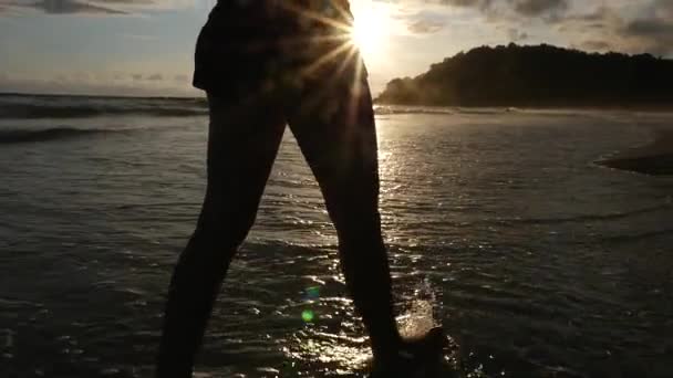 Jeune femme marchant sur la plage - Slow Motion — Video