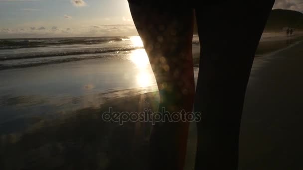 Nuori nainen kävelee rannalla - Hidas Motion — kuvapankkivideo