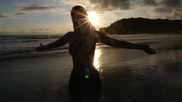 Jeune femme relaxante sur la plage - Slow Motion — Video