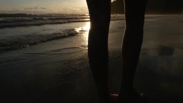 Sahilde - yavaş yürüyen genç kadın — Stok video
