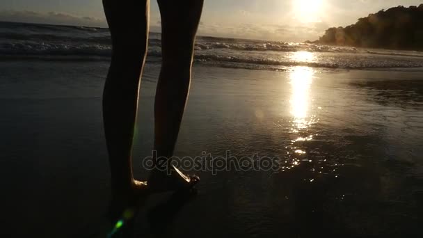 Młoda kobieta spaceru na plaży - w zwolnionym tempie — Wideo stockowe