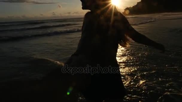 Vue arrière d'un couple qui s'amuse et se tient la main sur la plage - Slow Motion — Video