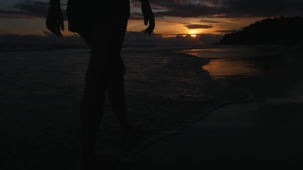 Mujer joven caminando en la playa - Slow Motion — Vídeos de Stock