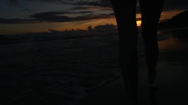Giovane donna che cammina sulla spiaggia - Slow Motion — Video Stock