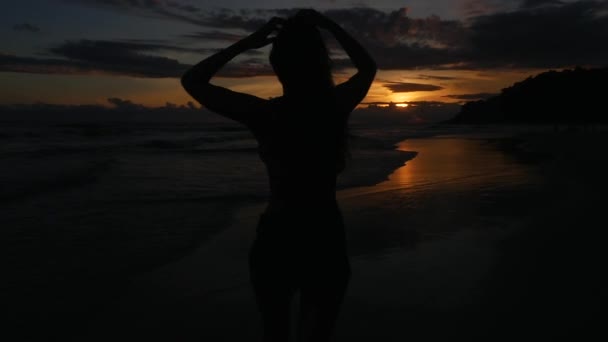 Mujer joven caminando en la playa - Slow Motion — Vídeos de Stock