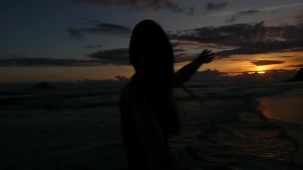 Femme heureuse profitant du coucher du soleil - Slow Motion — Video