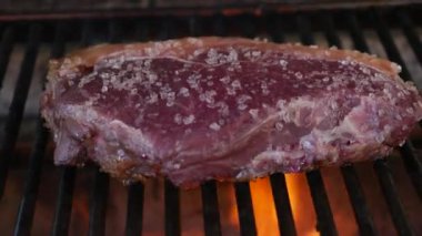 Izgarada kurumuş barbekü Bifteği
