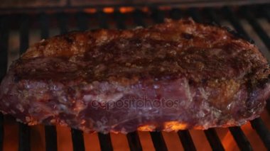 Izgarada kurumuş barbekü Bifteği
