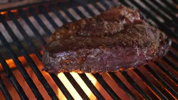 Suché zrání grilování Entrecote steak v grilu — Stock video